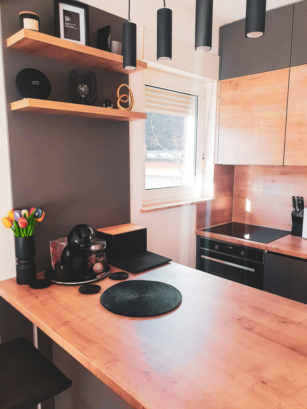 Savršeno uređena mala kuhinja s otokom zagrebačkog stana od 52 kvadrata