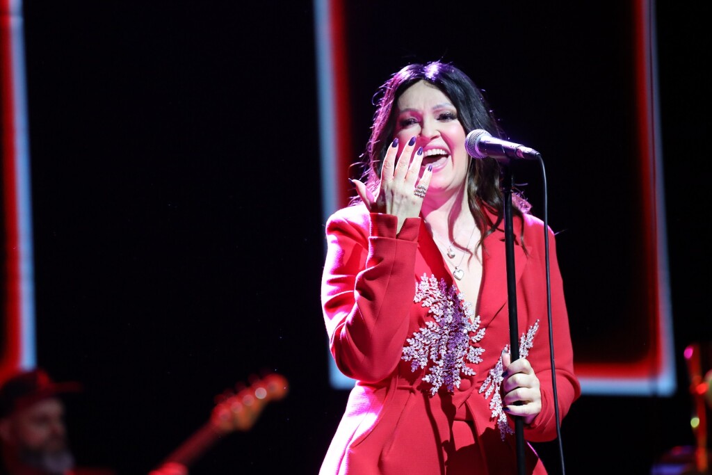 Nina Badrić u crvenom odijelu