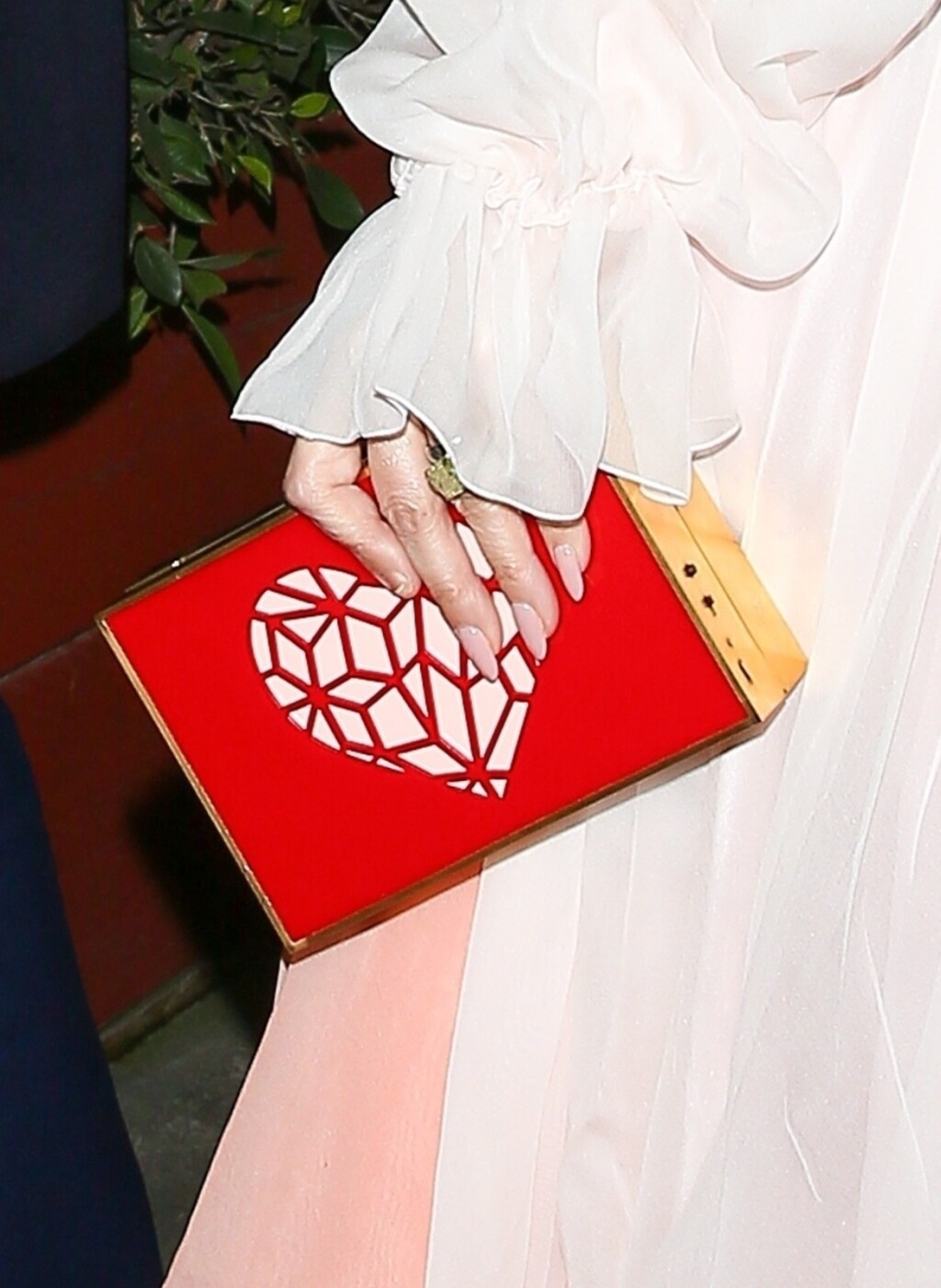 Jennifer Lopez nosila je ručnu torbicu s motivom srca