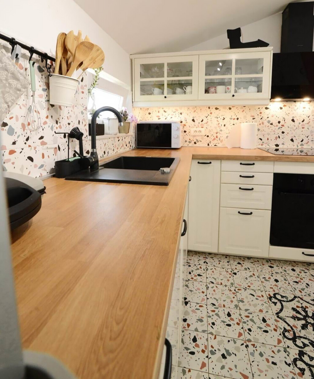 Iva Stipčević Pantalon iz Zadra u svom stanu uredila je bež kuhinju s terrazzo pločicama i crnim sudoperom - 2