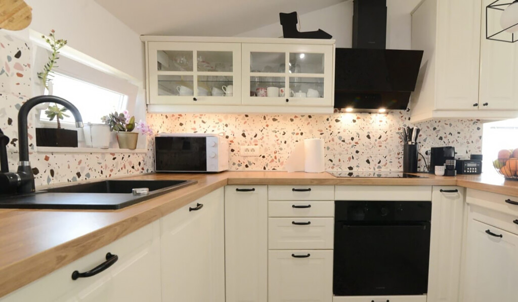 Iva Stipčević Pantalon iz Zadra u svom stanu uredila je bež kuhinju s terrazzo pločicama i crnim sudoperom - 3