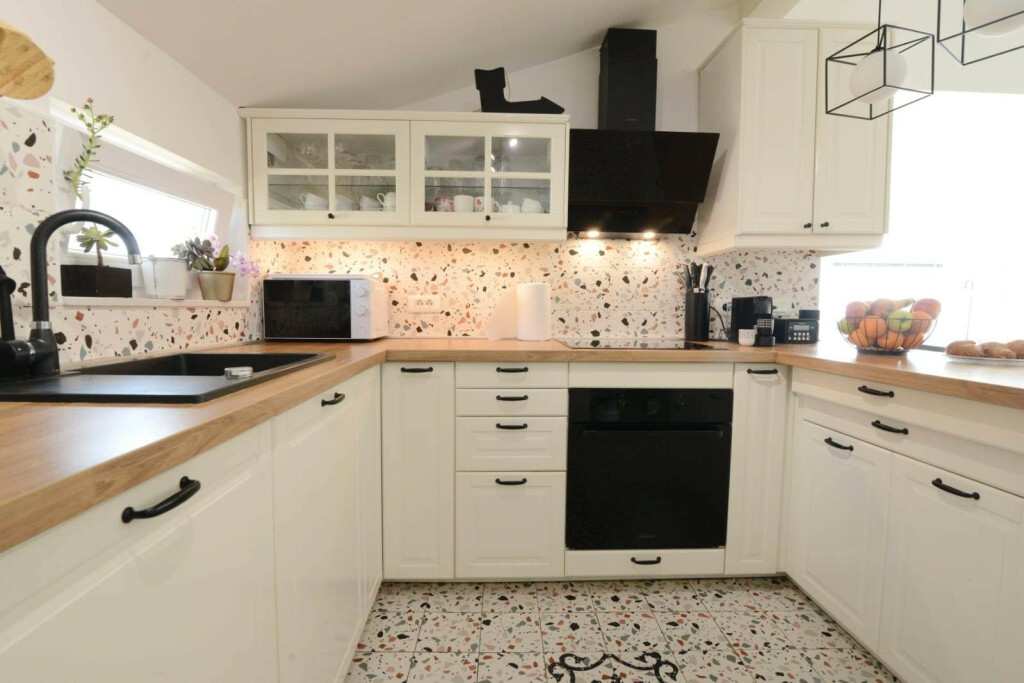 Iva Stipčević Pantalon iz Zadra u svom stanu uredila je bež kuhinju s terrazzo pločicama i crnim sudoperom - 6