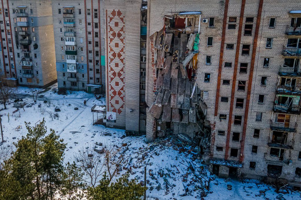 Vatrogasci tragaju za preživjelima nakon raketiranja ukrajinskog grada Kramatorska
