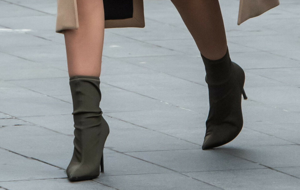 Zagrebačka street stylerica nosi čizmice na navlačenje maslinasto zelene boje