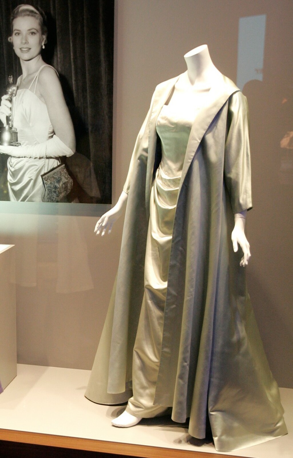 Haljina Edith Head napravljena je od svilenog satena i ima pripadajući kaput