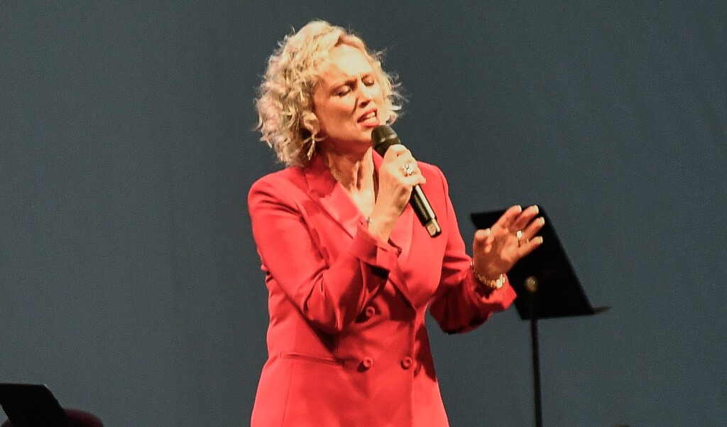 Vanna u crvenom odijelu s potpisom Zorana Aragovića