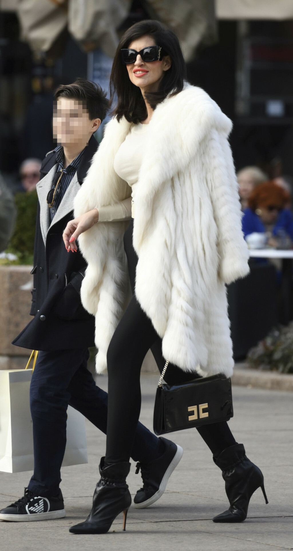 Glamurozna street style kombinacija s običnim crnim tajicama