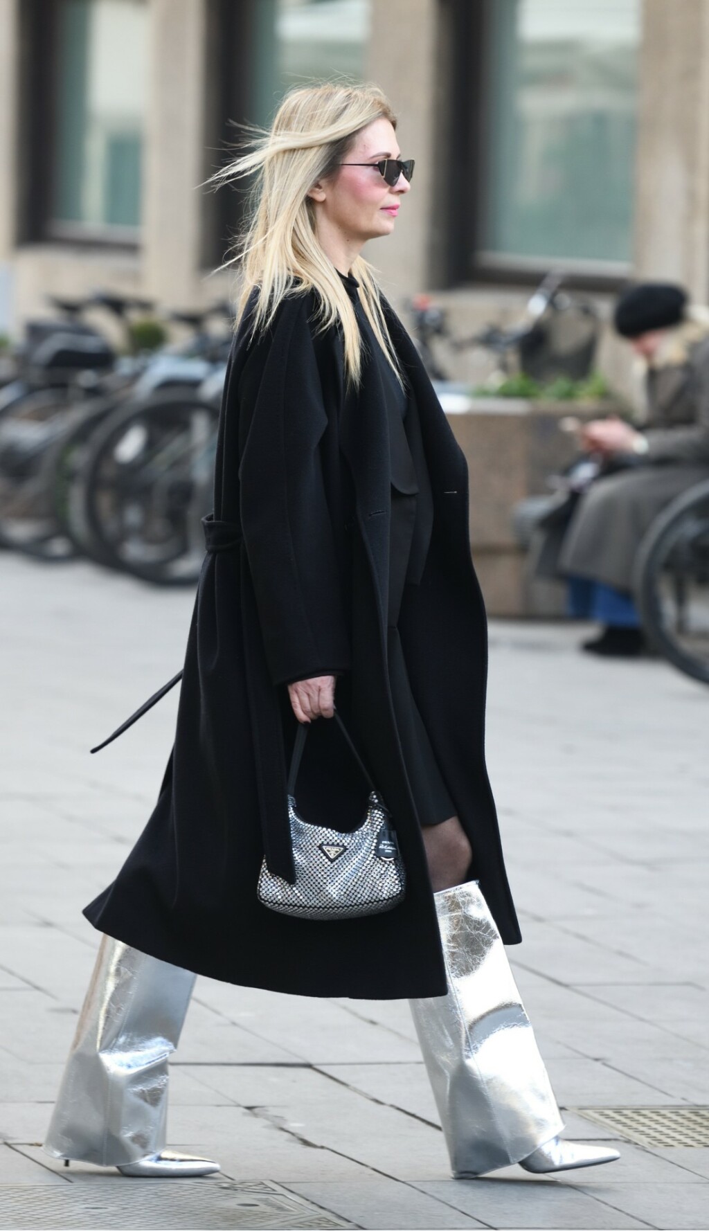 Dama iz Zagreba s efektnom torbicom modne kuće Prada