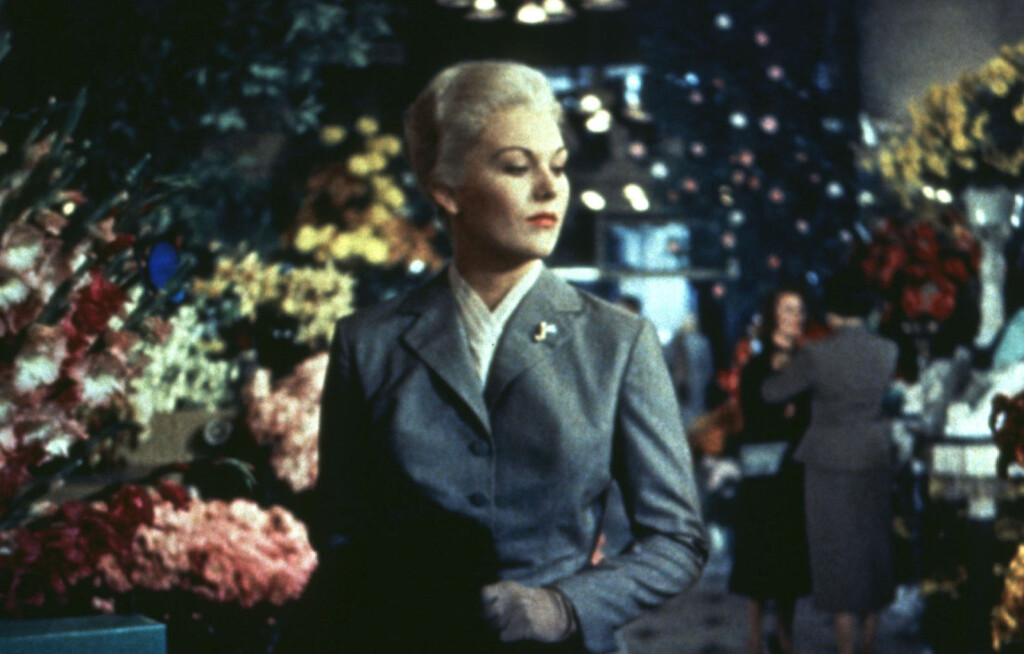 Kim Novak u sivom kostimu u filmu 'Vrtoglavica' - 4