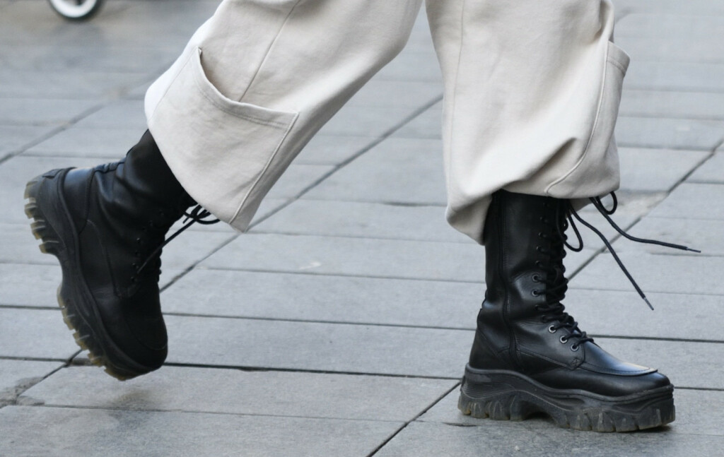 Street style mama iz centra Zagreba u 'cargo' hlačama i vojničkim čizmama