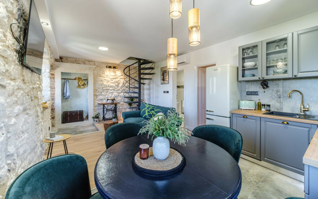 Prelijepo uređena kamena kuća na otoku Braču koja datira iz 17. stoljeća - 13