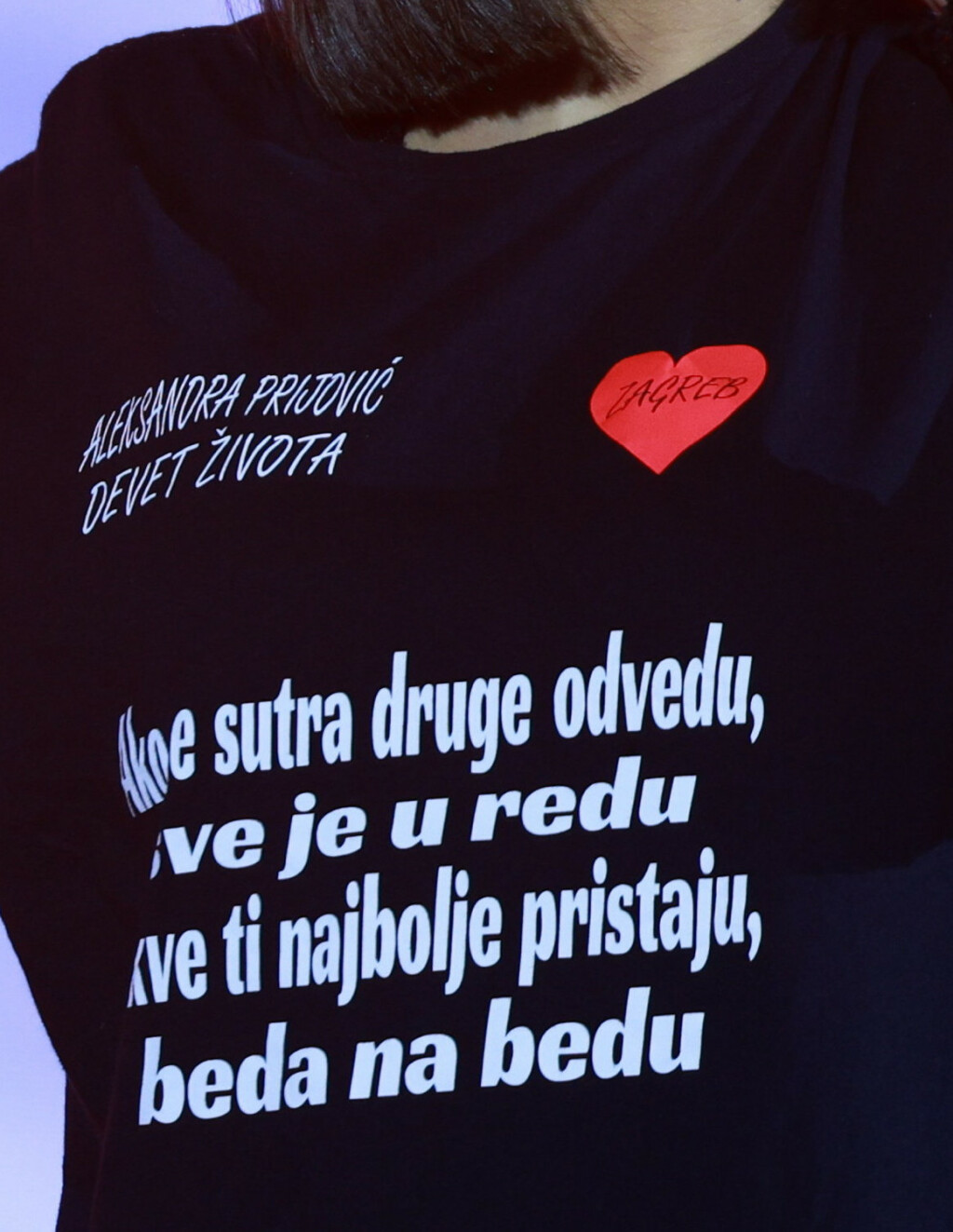 Aleksandra Prijović u majici sa stihovima pjesme 'Devet života' i srcem u kojem piše 'Zagreb'
