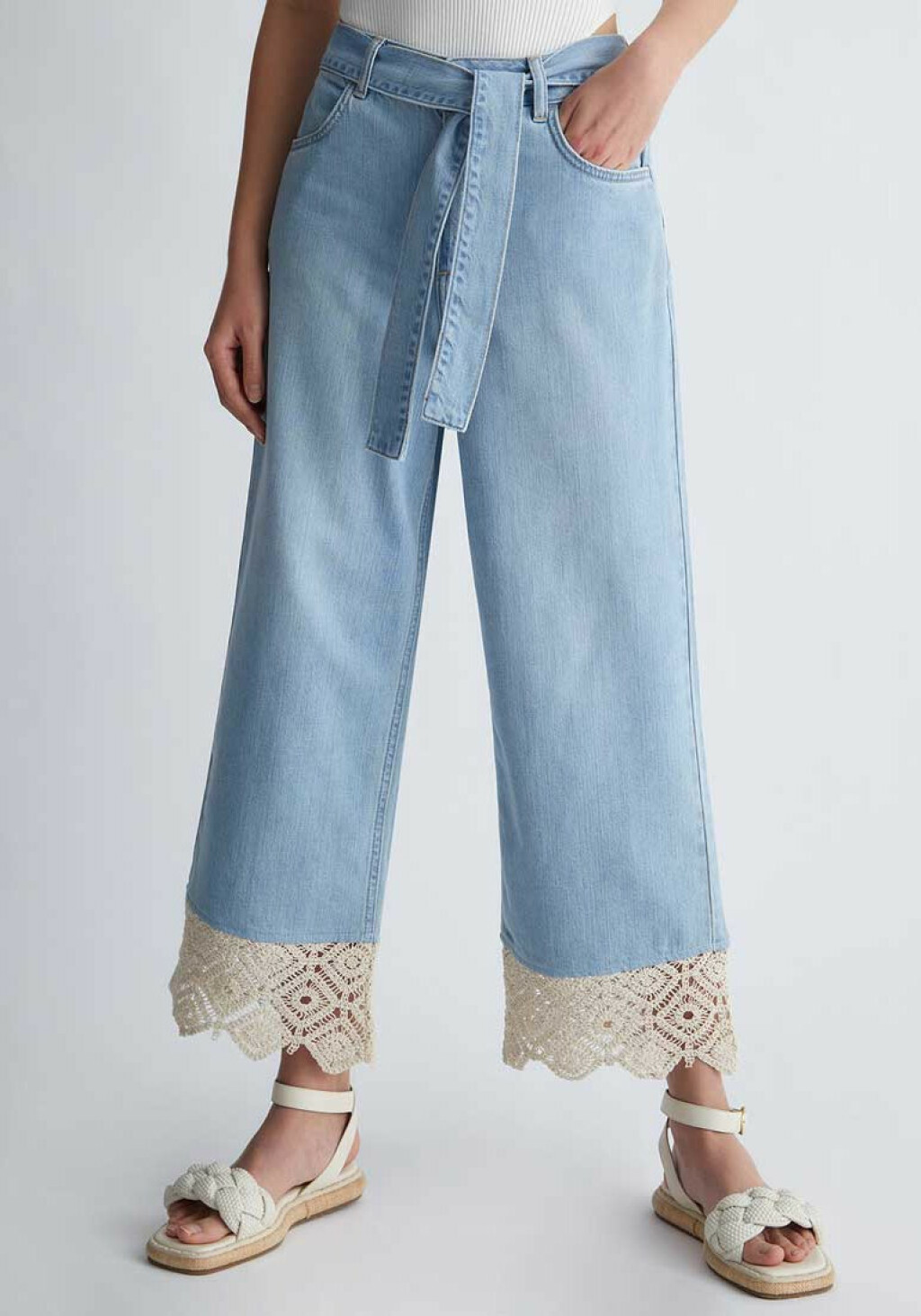 Dubrovačka street stylerica nosi traperice s čipkom brenda Liu Jo