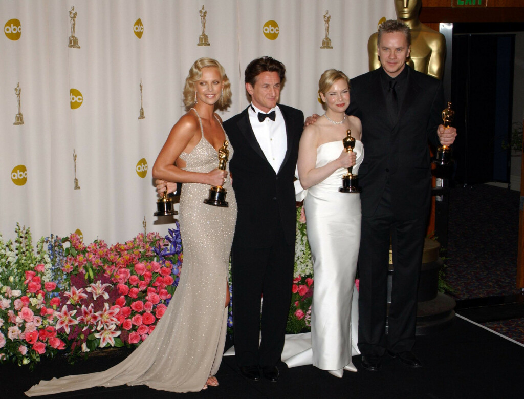 Charlize Theron u Guccijevoj haljini na dodjeli Oscara 2004. godine - 3