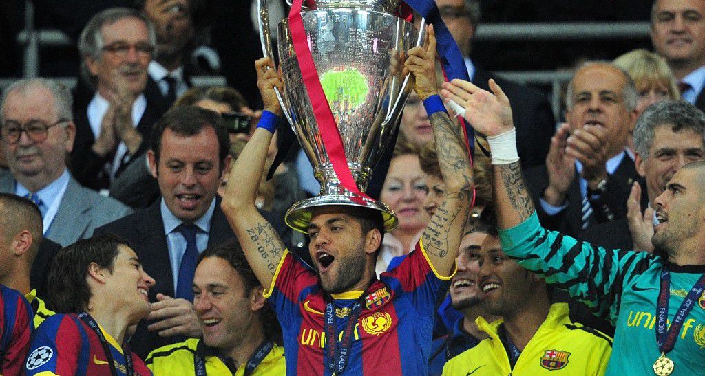 Dani Alves s trofejom Lige prvaka
