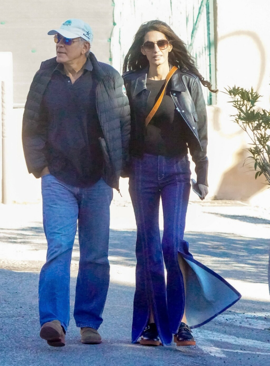 Amal Clooney prošetala je Brignolesom sa suprugom Georgeom u ležernoj kombinaciji