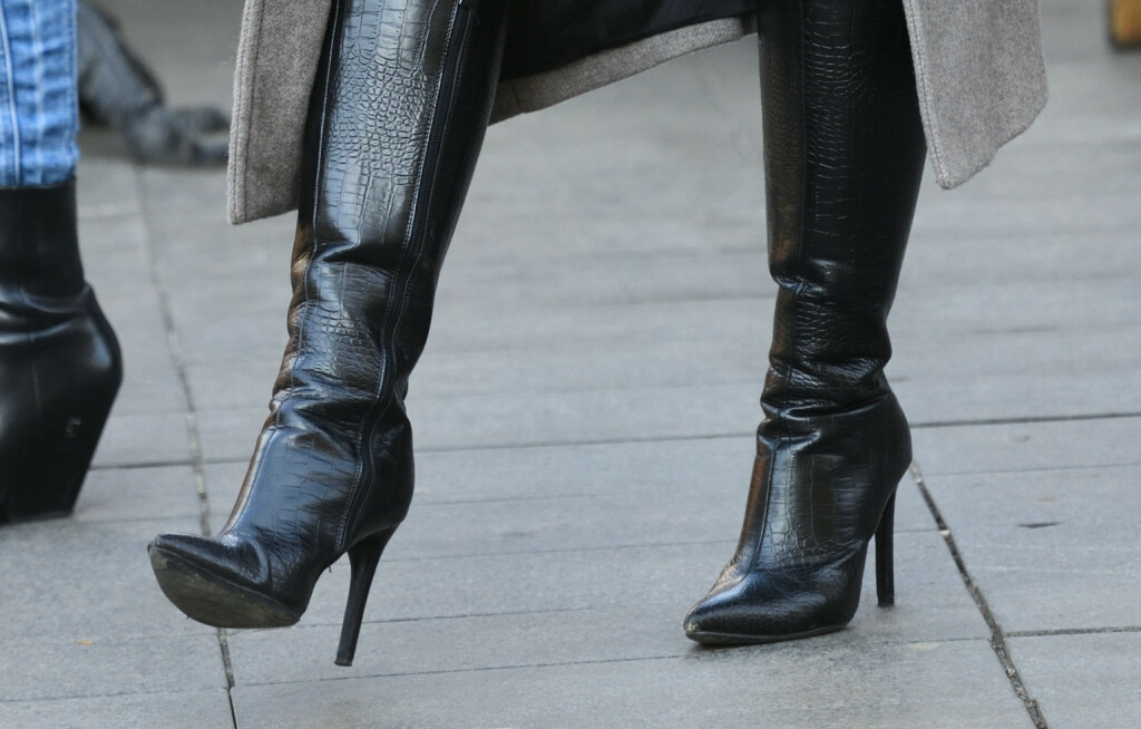 Ženstvene čizme s efektom zmijske kože u zagrebačkom street styleu
