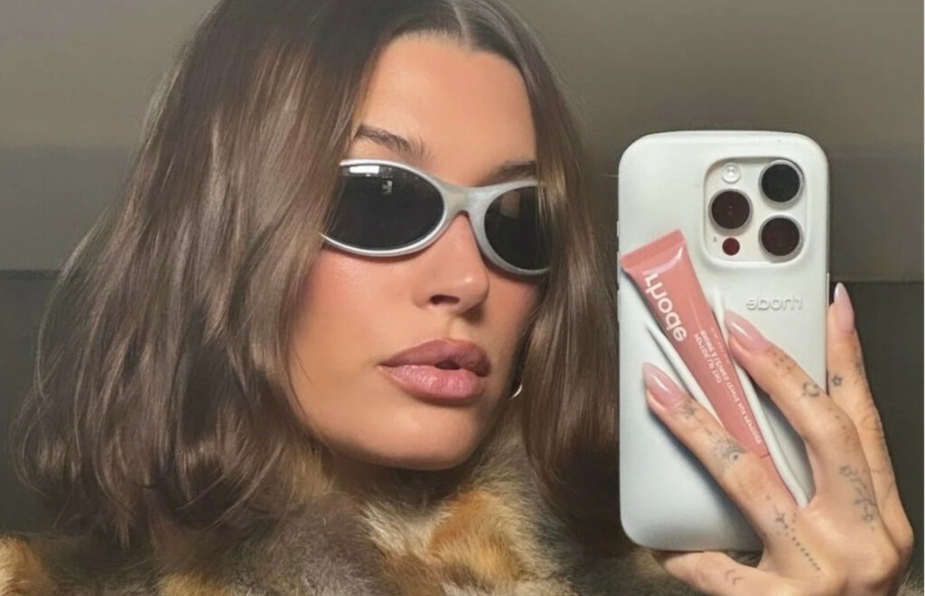 Brend Rhode, koji je osnovala Hailey Bieber, izbacio je maskicu za mobitel koja služi i kao držač balzama za usne - 4