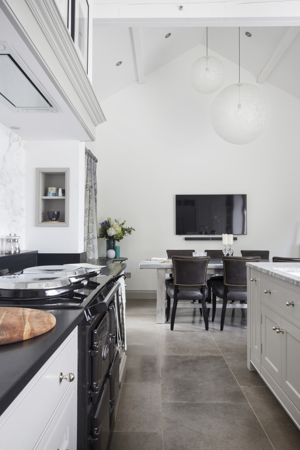 Elegantna kuhinja s izlazom na terasu