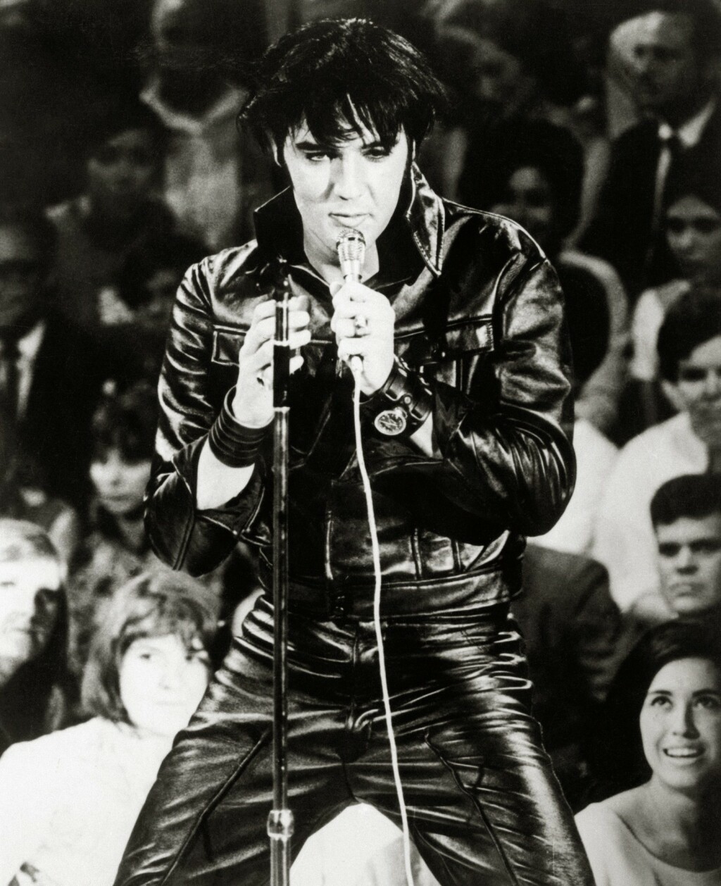 Elvis Presley, kralj rock’ n’ rolla, u jakni i hlačama od kože