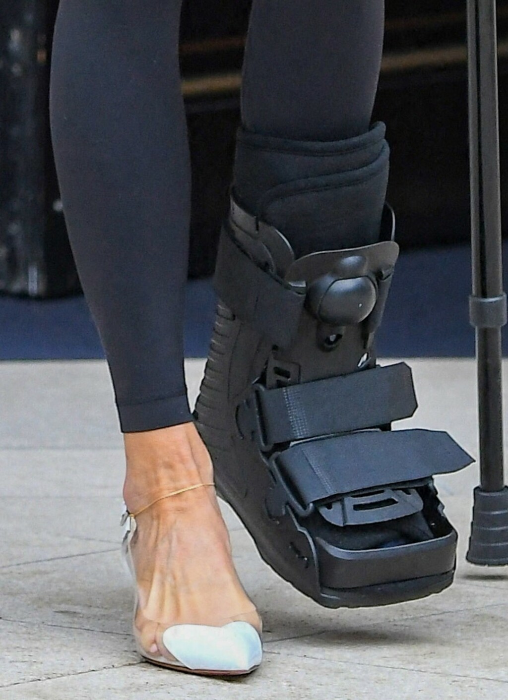 Victoria Beckham nosi ortopedsku čizmu i štiklu modne kuće Alaia