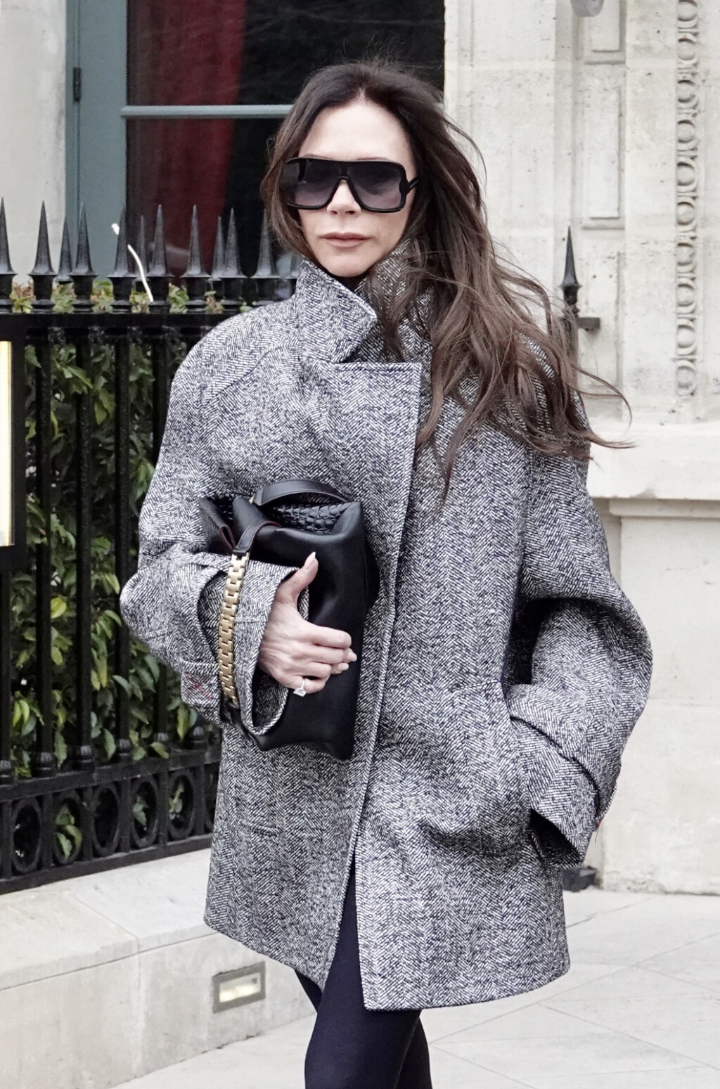 Victoria Beckham nosi torbu s metalnim remenom iz vlastite kolekcije