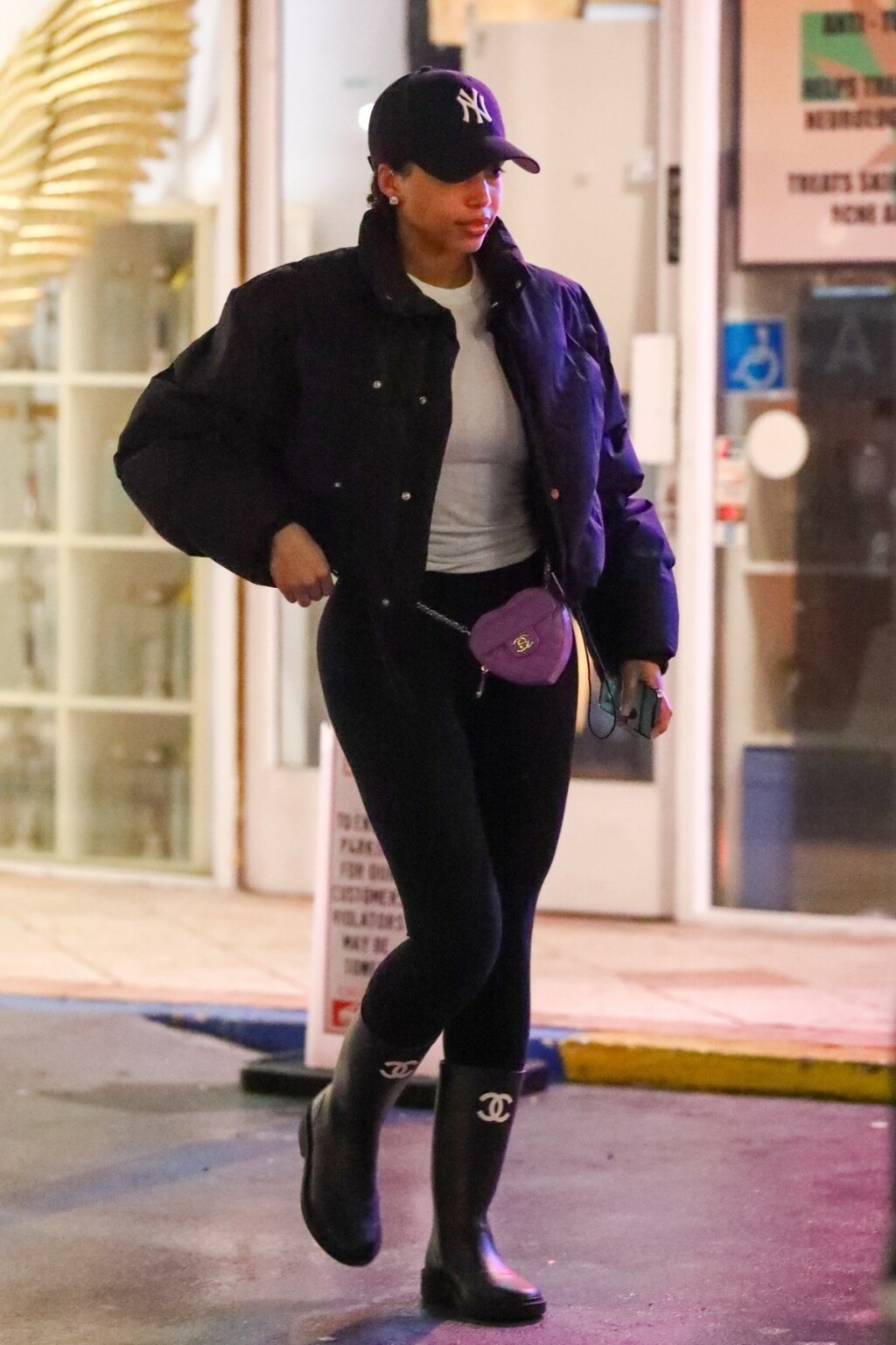 Lori Harvey u Chanelovim gumenim čizmama