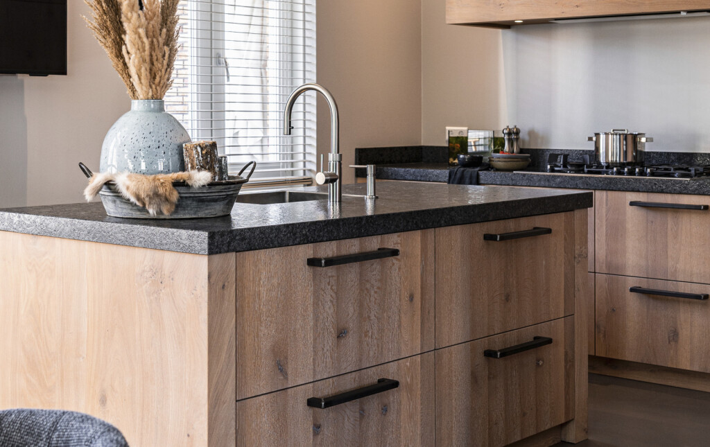 Elegantan stan uređen s puno crne boje - 8