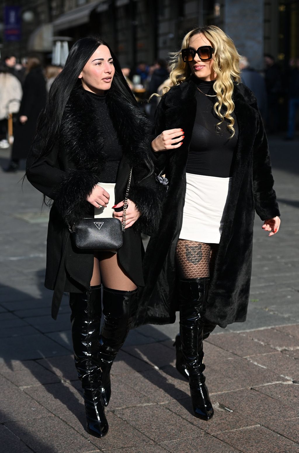 Modne blizanke u lakiranim čizmama visokih sara - 2