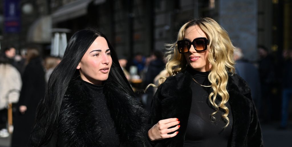 Modne blizanke u lakiranim čizmama visokih sara - 4