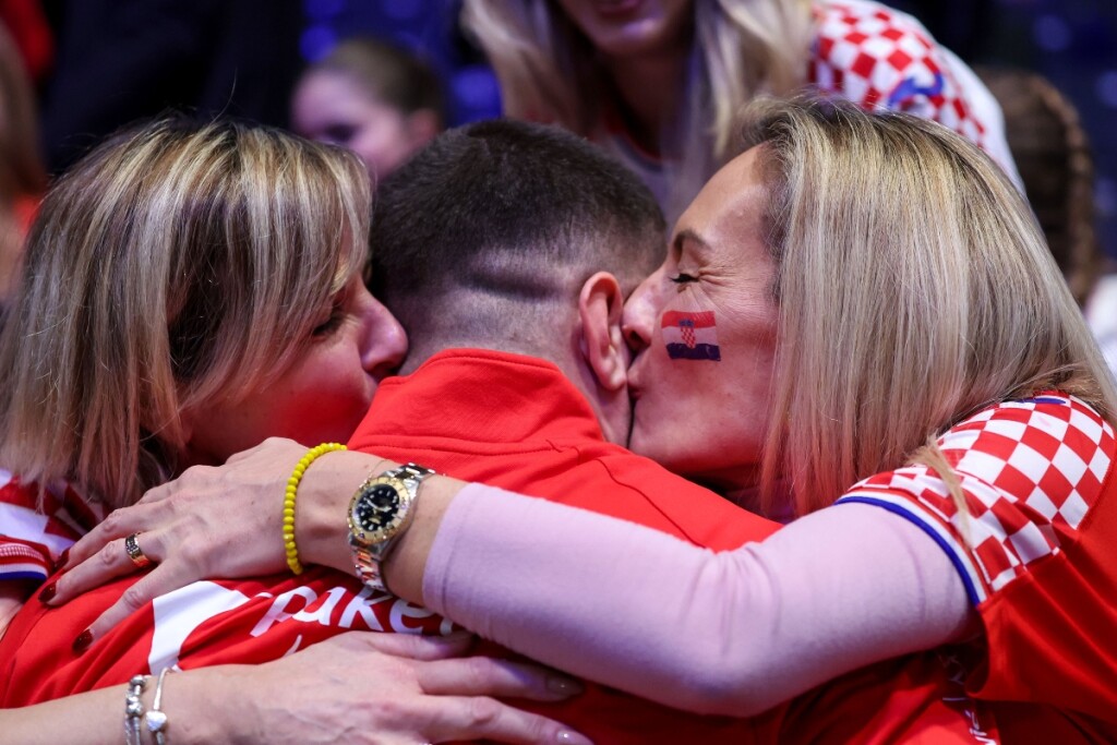 Rukometašima su supruge, djevojke i majke čestitale poljupcima