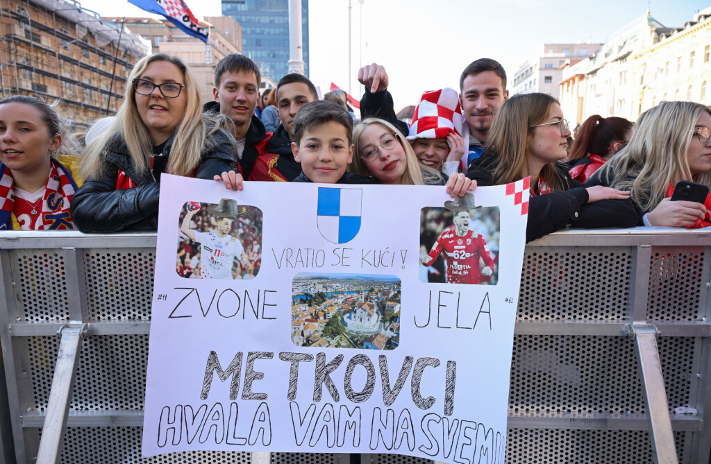 Poruke rukometašima na dočeku na Trgu bana Jelačića u Zagrebu