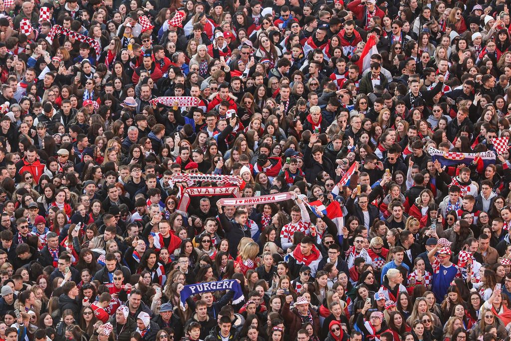 Hrvatski navijači na dočeku rukometašima