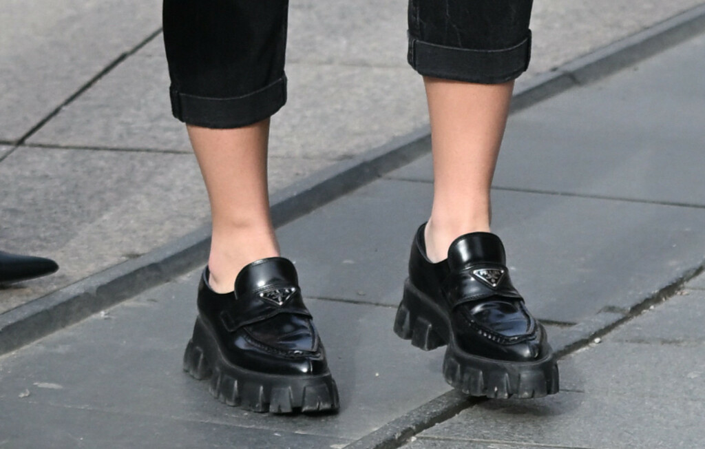 Mladi muškarac iz centra Zagreba nosi mokasine modne kuće Prada