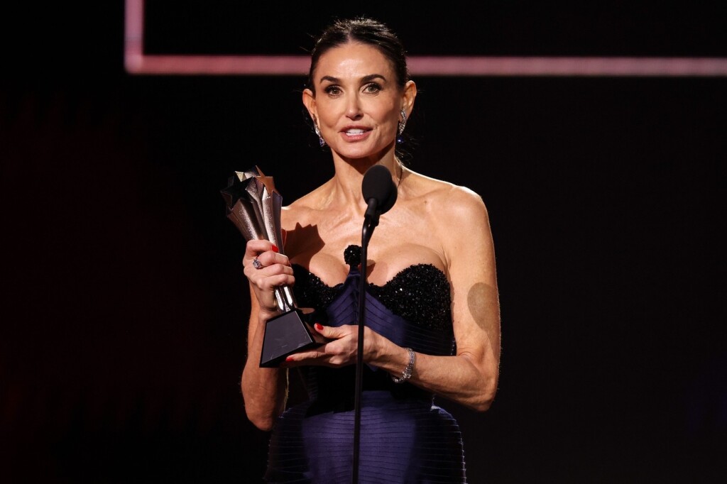 Demi Moore na 30. dodjeli nagrada Critis Choice u Schiaparelli haljini