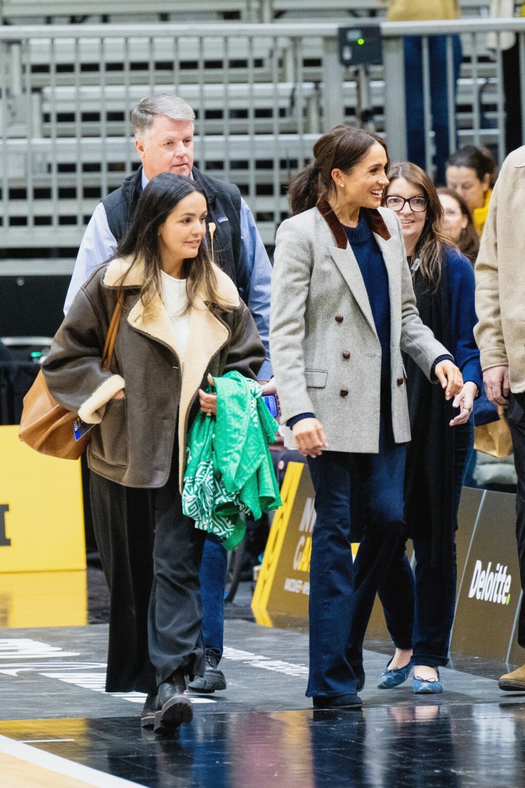 Meghan Markle u sakou i trapezicama