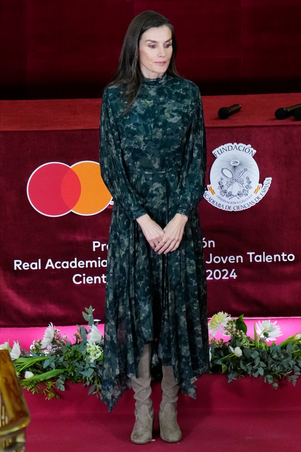 Kraljica Letizia u midi haljini i bež čizmama