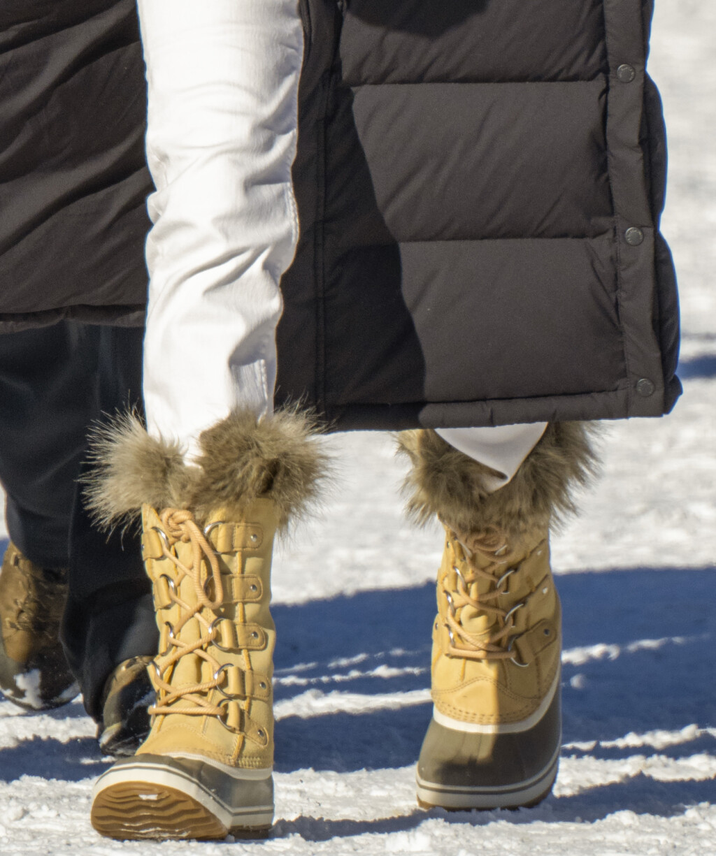 Meghan Markle uz bijele traperice nosi čizme za snijeg brenda Sorel