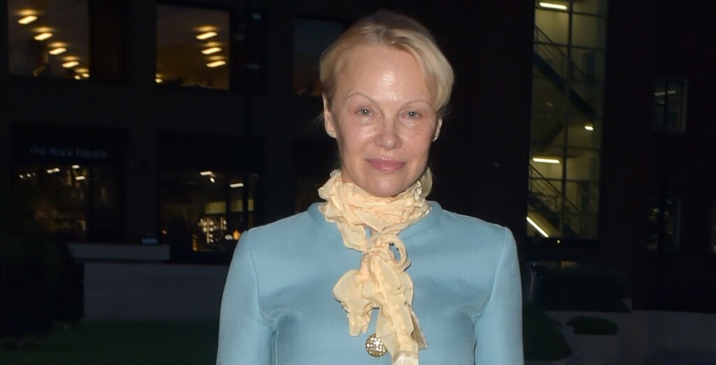 Pamela Anderson u Diorovu kompletu u Londonu 2025. - 2