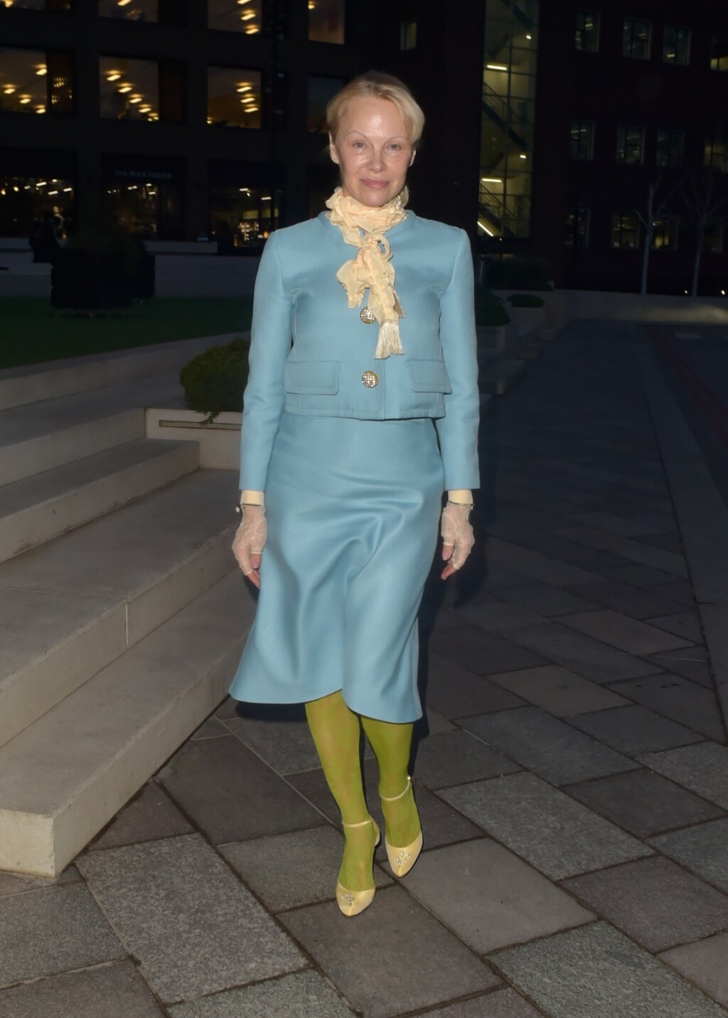 Pamela Anderson u Diorovu kompletu u Londonu 2025. - 5