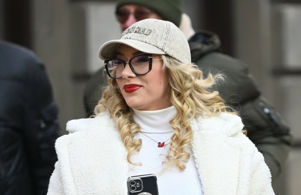 Neustrašiva mlada dama u odvažnim čizmama