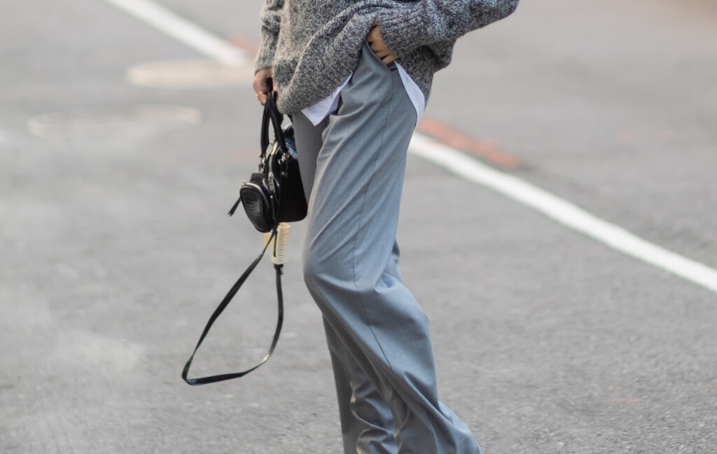 Žena u sivim hlačama