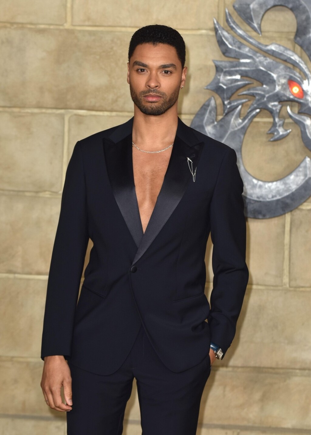 Rege Jean Page nosi sako bez košulje