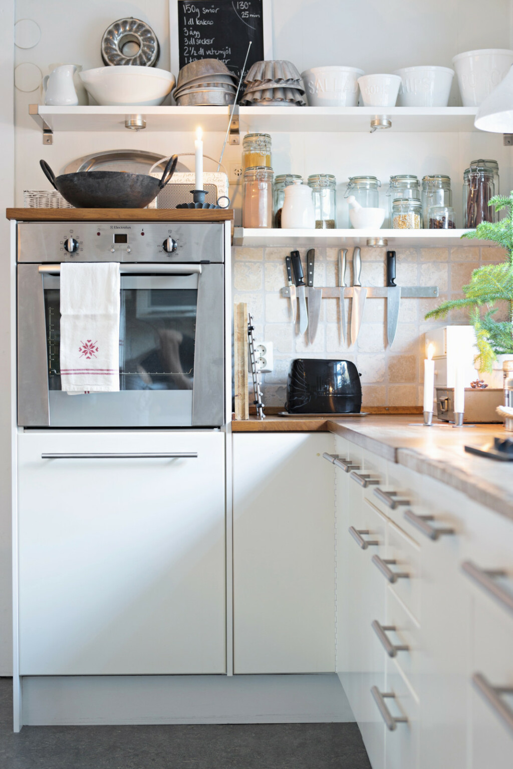 Otvorene police na zidu mogu se staviti i u najmanju kuhinju