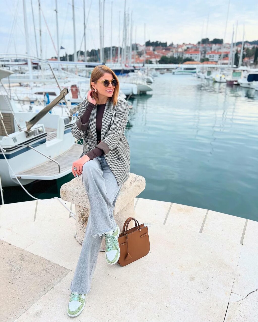 Lejla Filipović u sakou i trapericama