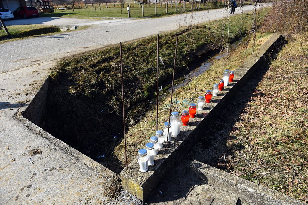 Ljudi na mjestu nesreće u Mrzljakima donose cvijeće i lampione - 4