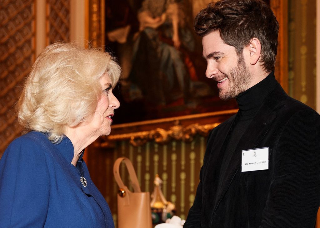 Kraljica Camilla, Andrew Garfield