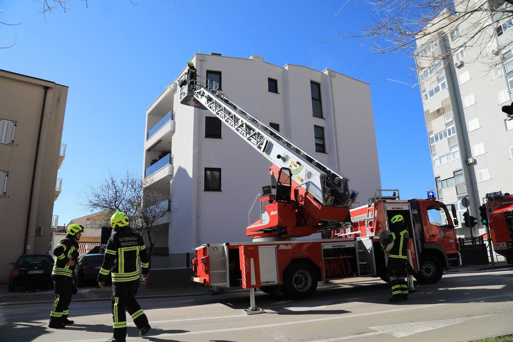 Požar na krovu zgrade u Makarskoj - 1