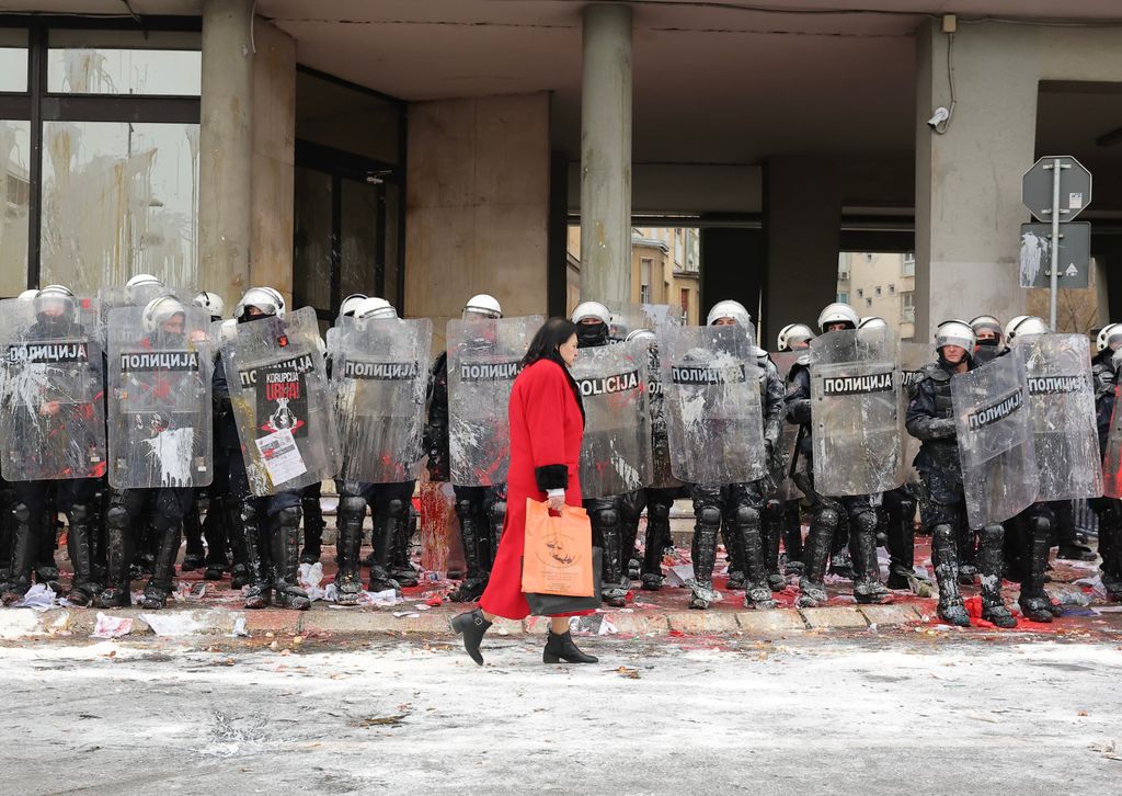 Prosvjednici se sukobili s policijom ispred skupštine u Novom Sadu - 6