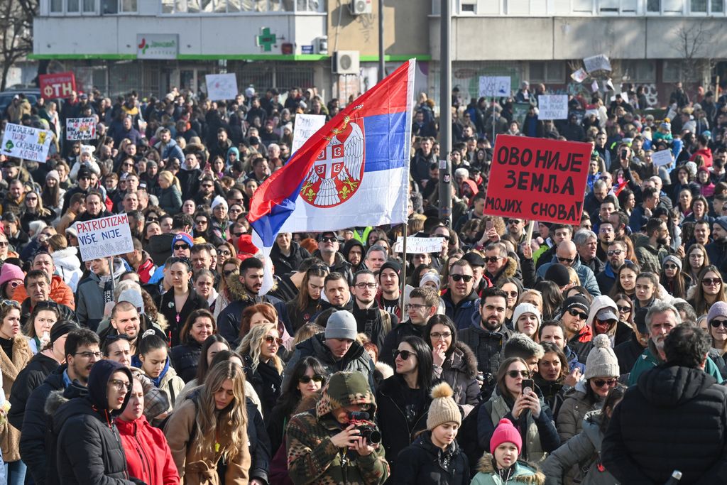 Prosvjednici se sukobili s policijom ispred skupštine u Novom Sadu - 6